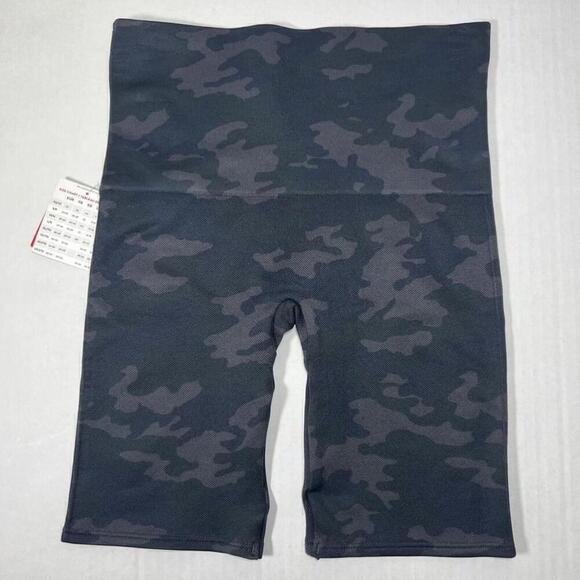 SPANX Look At Me Now Bike Shorts Black Camo Size Small Highrise NEW - Picture 4 of 10